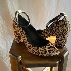 Women’s White House Black Market calf hair leopard print heels size 7.5 like new